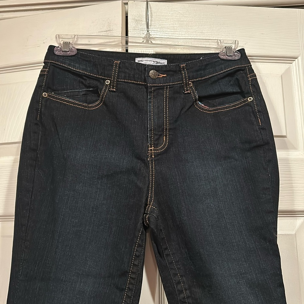 Chico’s Platinum sz .5 (US 6) Short Jeans w/Gold Stitched Pockets